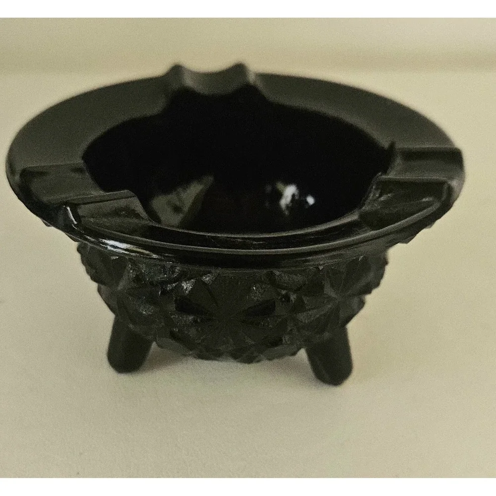 LE Smith Black Amethyst Glass Daisy Button 3 Footed Toed Ashtray